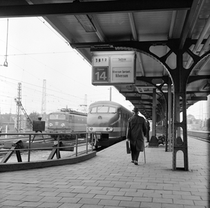 155080 Afbeelding van een reiziger op een perron (spoor 14, buurtsporen) van het N.S.-station Utrecht C.S. te Utrecht ...